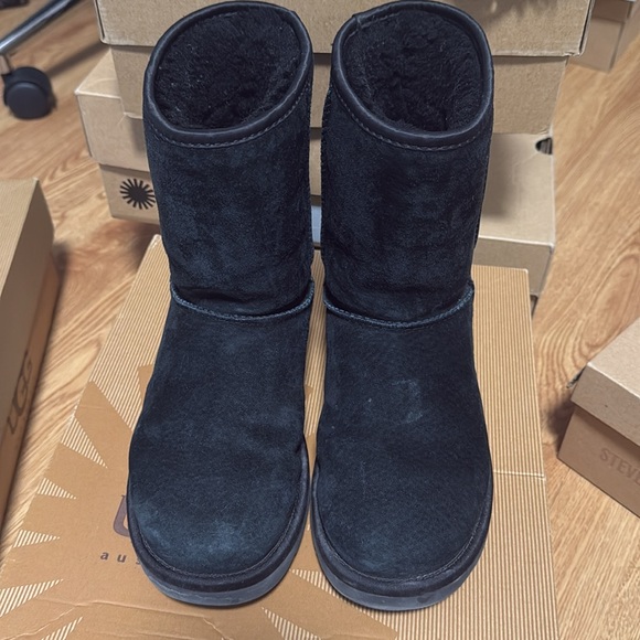 💎UGG Swarovski Crystal Bow Classic Women’s Boots ~ excellent used condition - Picture 2 of 5